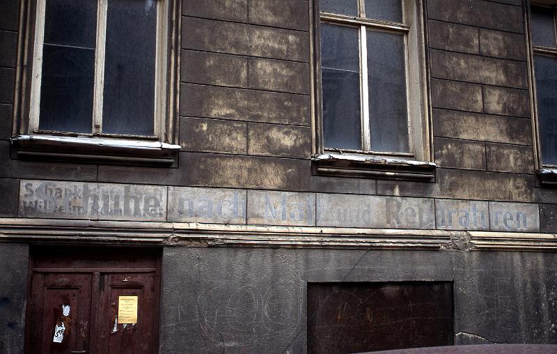 Halle, Adam-Kuckoff-Str. 28, 28.4.1998 (1).jpg - Schuhe nach Maß und Reparaturen (darunter: Schank Wilhelm...)